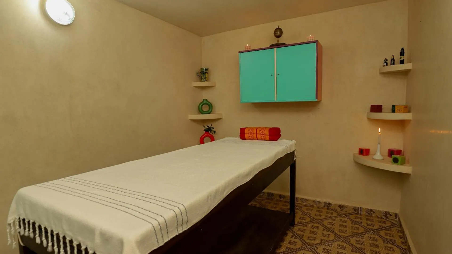 Гостевой дом Отель Aura Retreat Эс-Сувейра